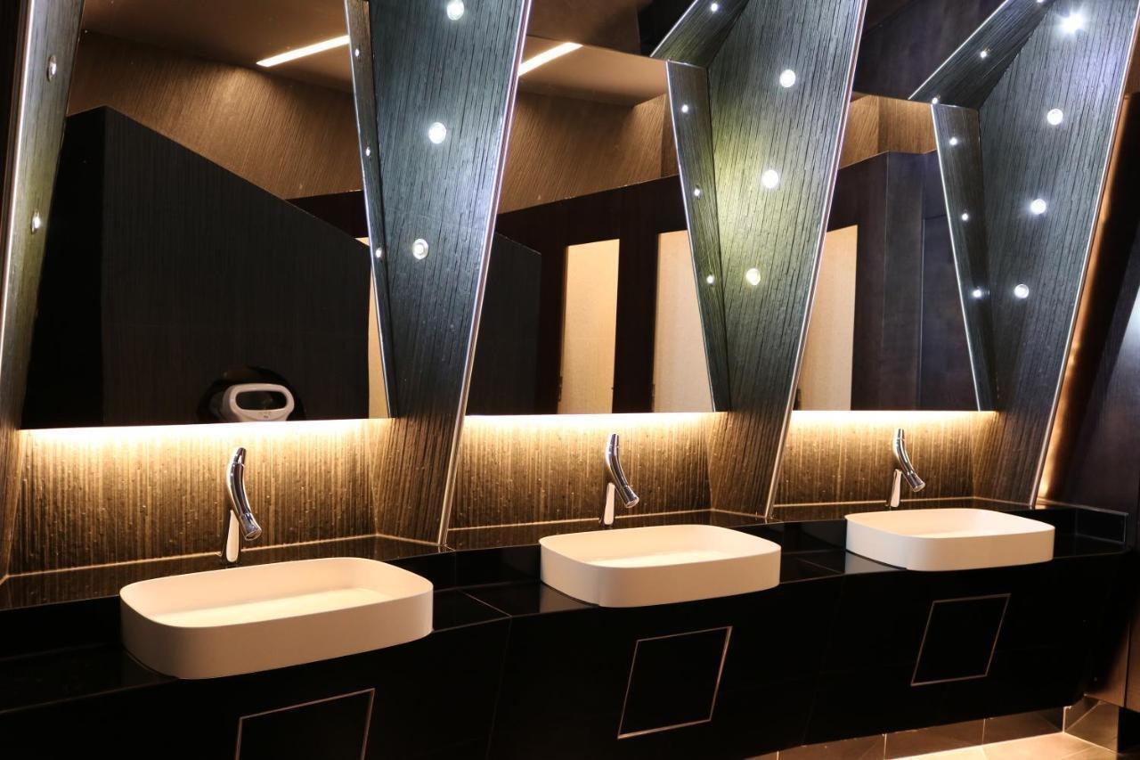 Hotel International Prishtina & Spa พริสตีนา ภายนอก รูปภาพ