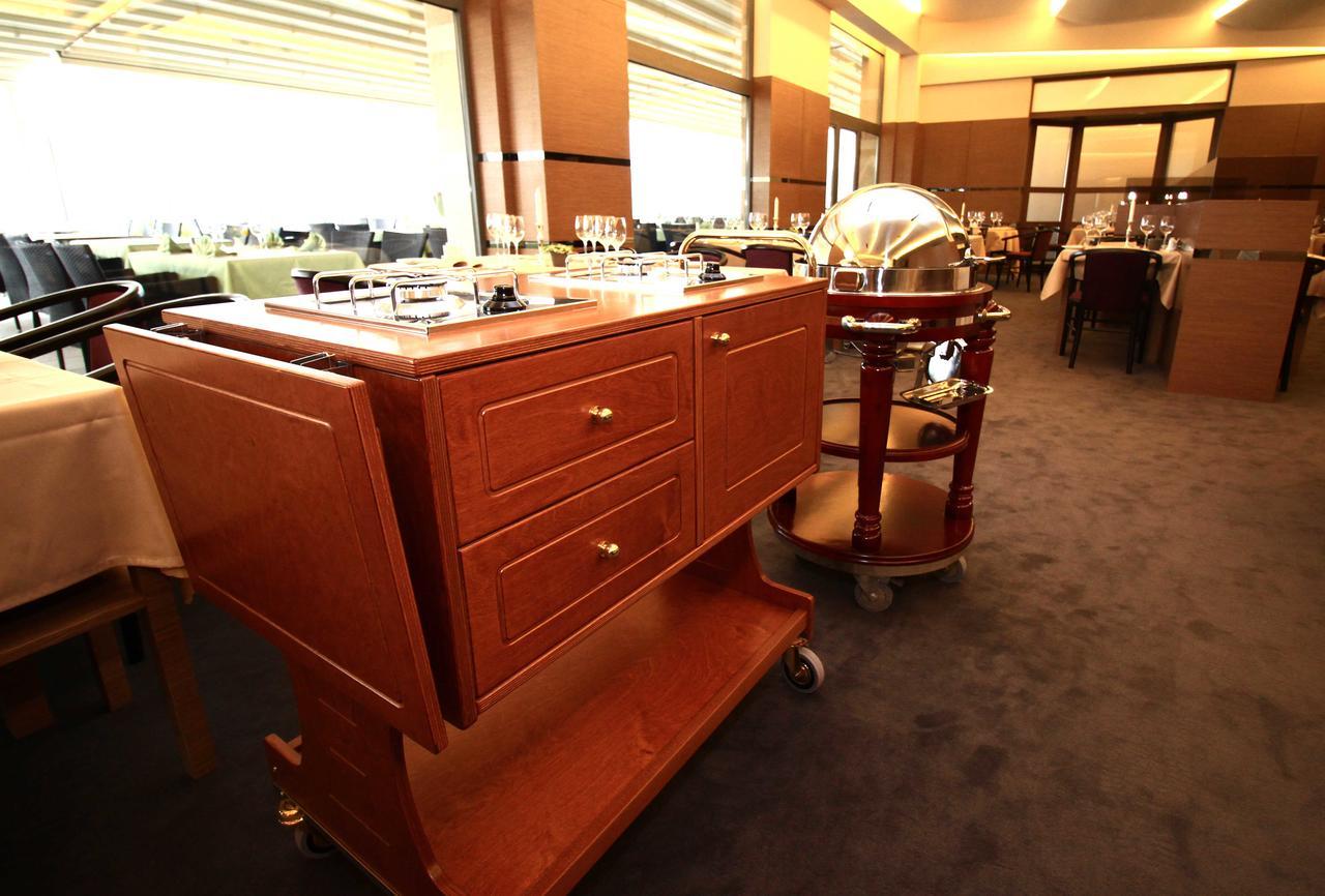 Hotel International Prishtina & Spa พริสตีนา ภายนอก รูปภาพ