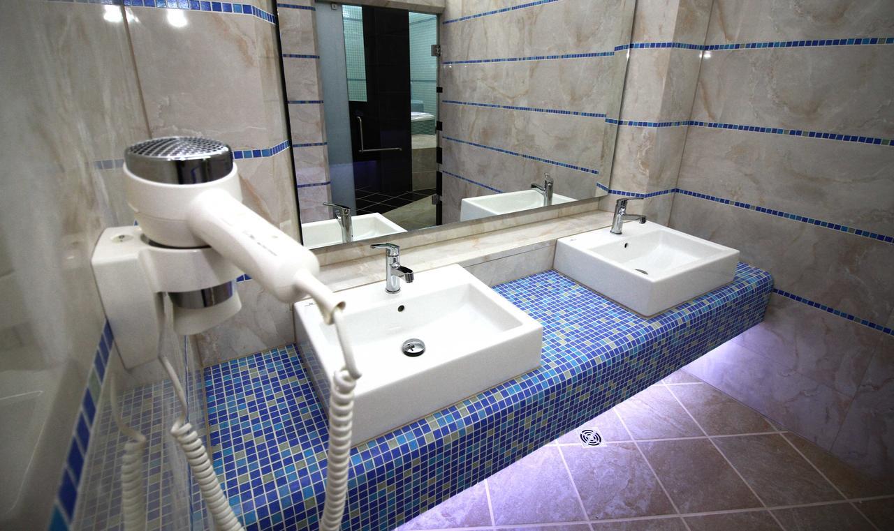 Hotel International Prishtina & Spa พริสตีนา ภายนอก รูปภาพ