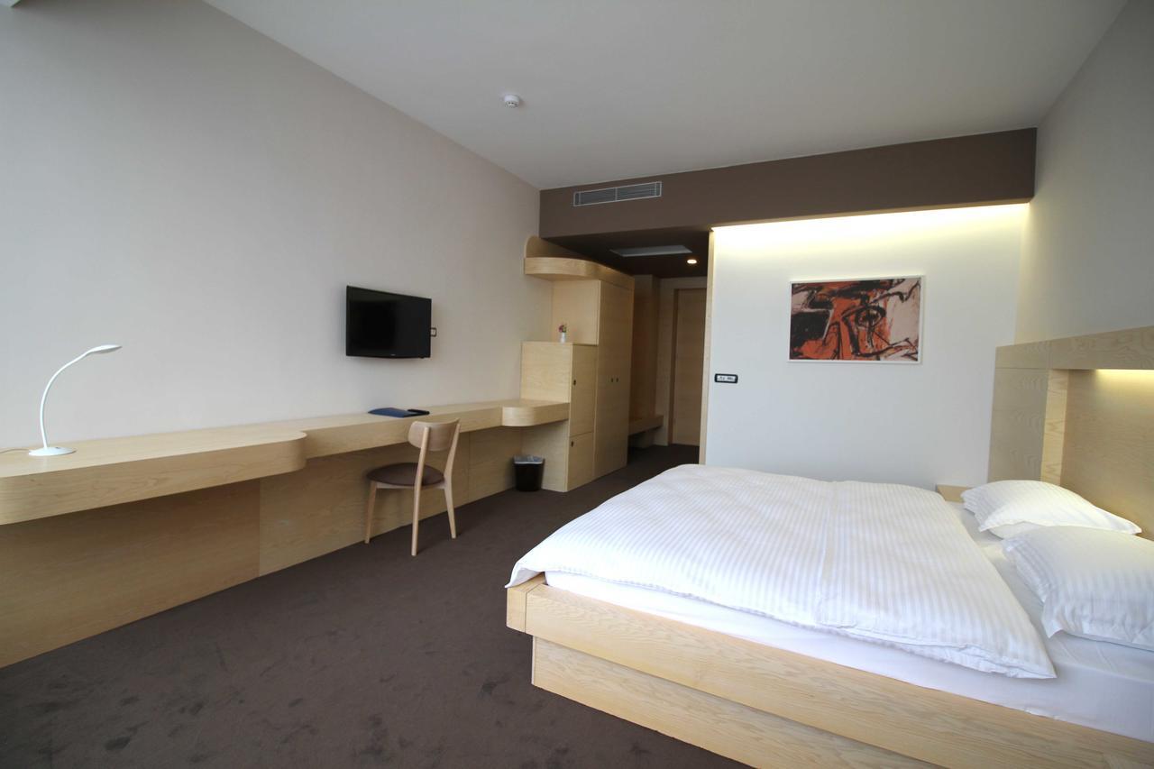 Hotel International Prishtina & Spa พริสตีนา ภายนอก รูปภาพ