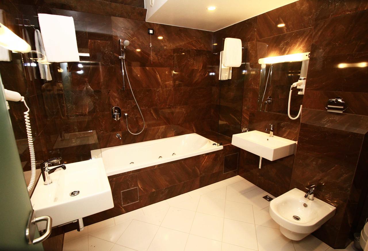 Hotel International Prishtina & Spa พริสตีนา ภายนอก รูปภาพ