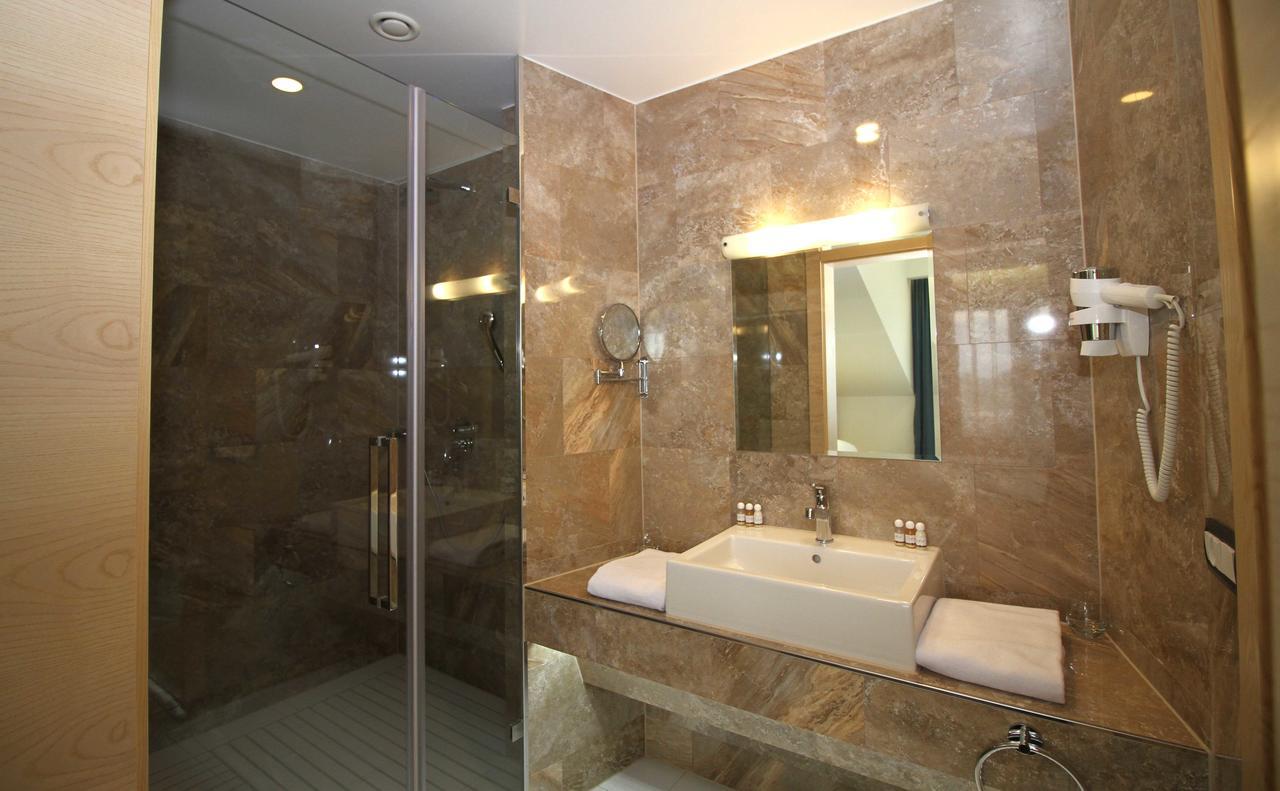 Hotel International Prishtina & Spa พริสตีนา ภายนอก รูปภาพ