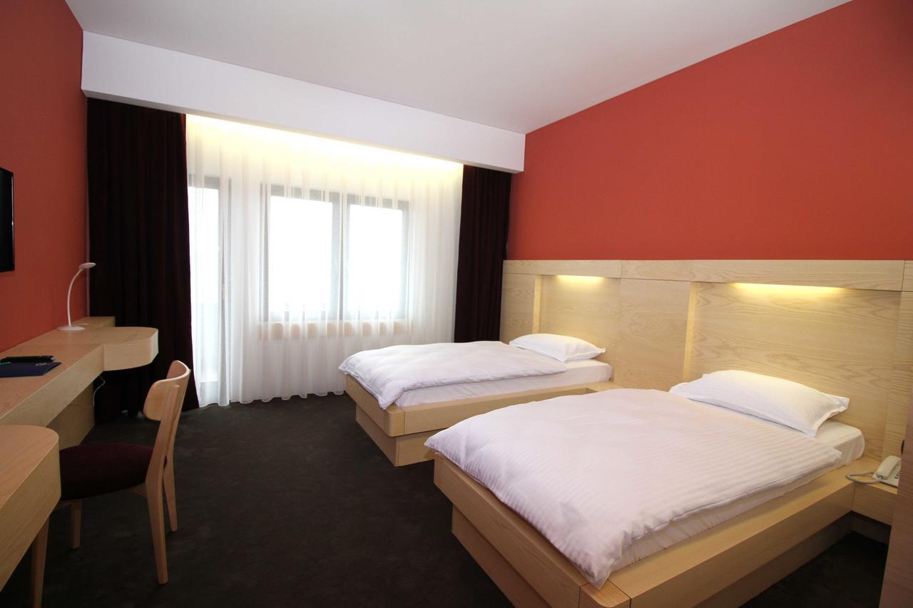 Hotel International Prishtina & Spa พริสตีนา ภายนอก รูปภาพ