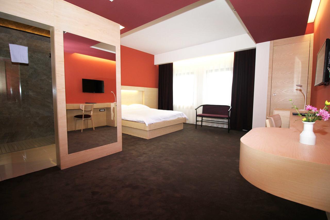 Hotel International Prishtina & Spa พริสตีนา ภายนอก รูปภาพ