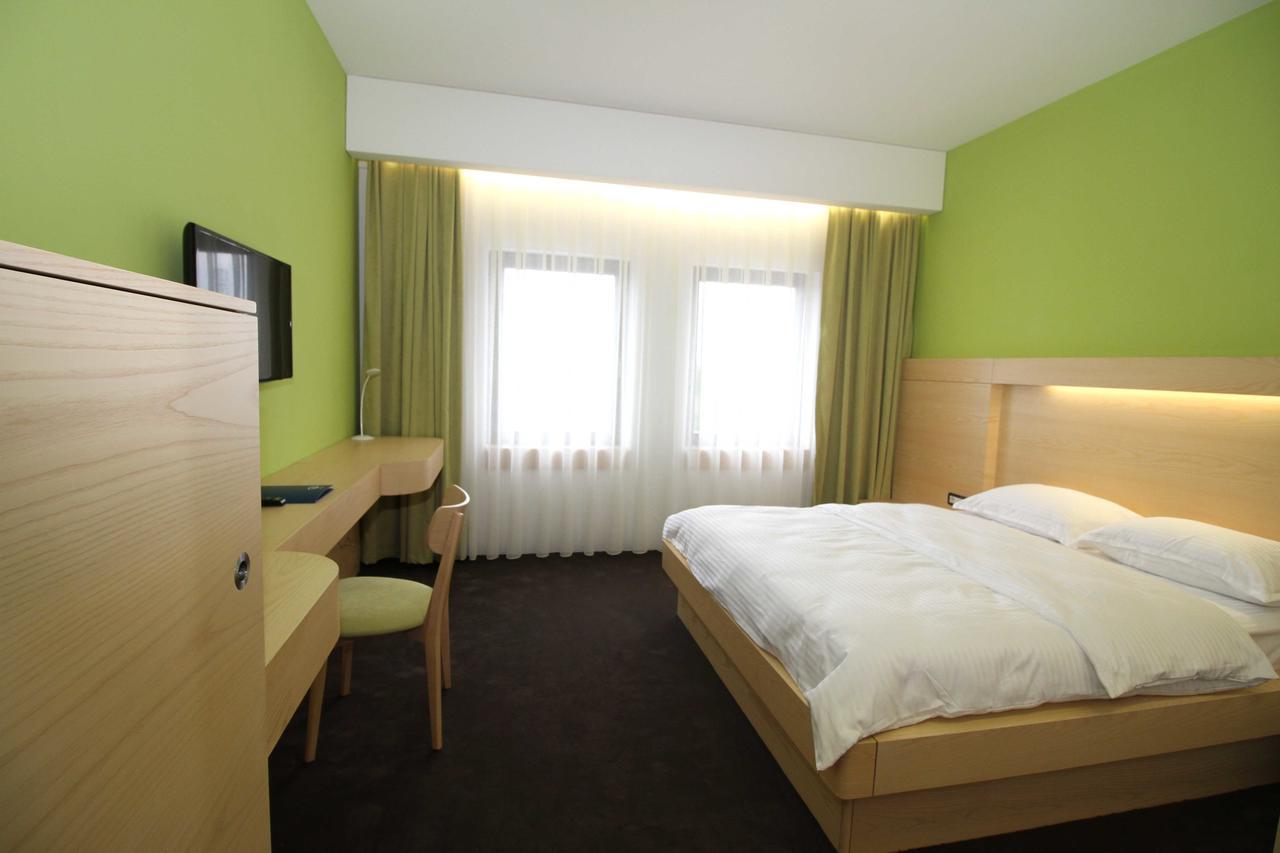 Hotel International Prishtina & Spa พริสตีนา ภายนอก รูปภาพ
