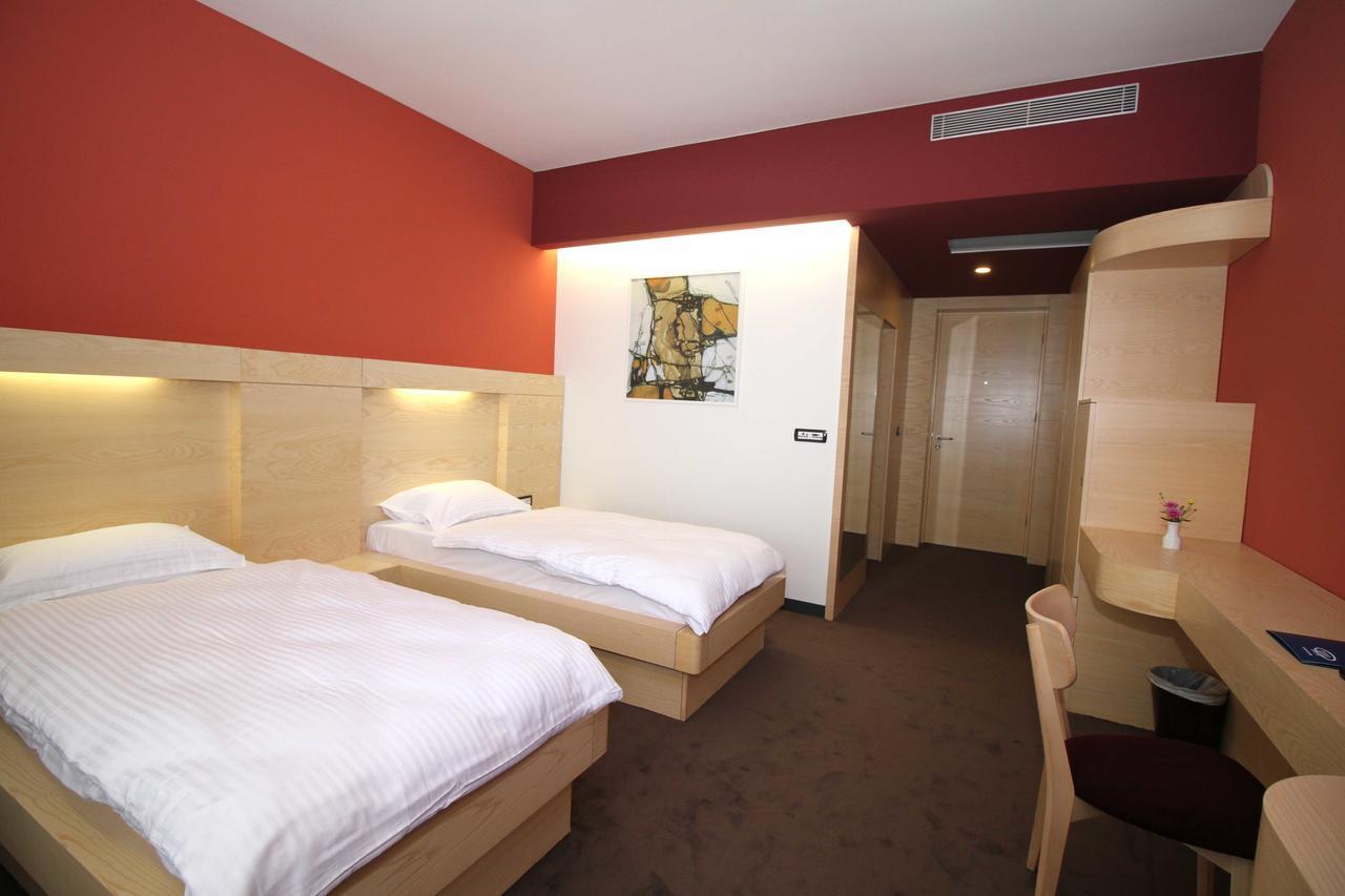 Hotel International Prishtina & Spa พริสตีนา ภายนอก รูปภาพ