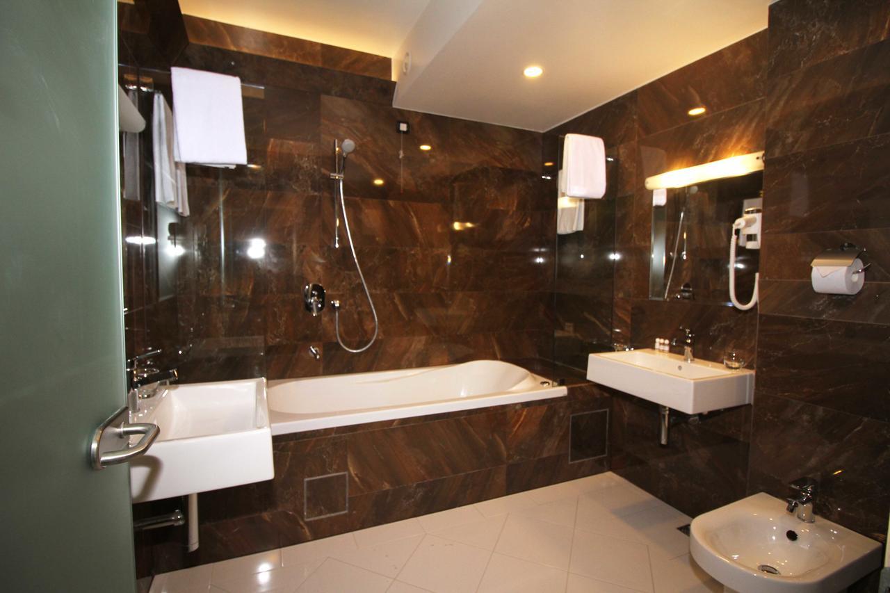 Hotel International Prishtina & Spa พริสตีนา ภายนอก รูปภาพ