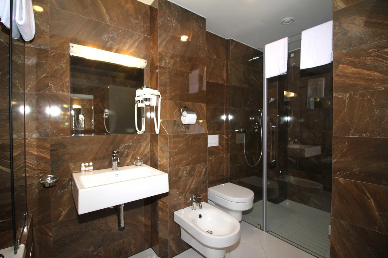Hotel International Prishtina & Spa พริสตีนา ภายนอก รูปภาพ