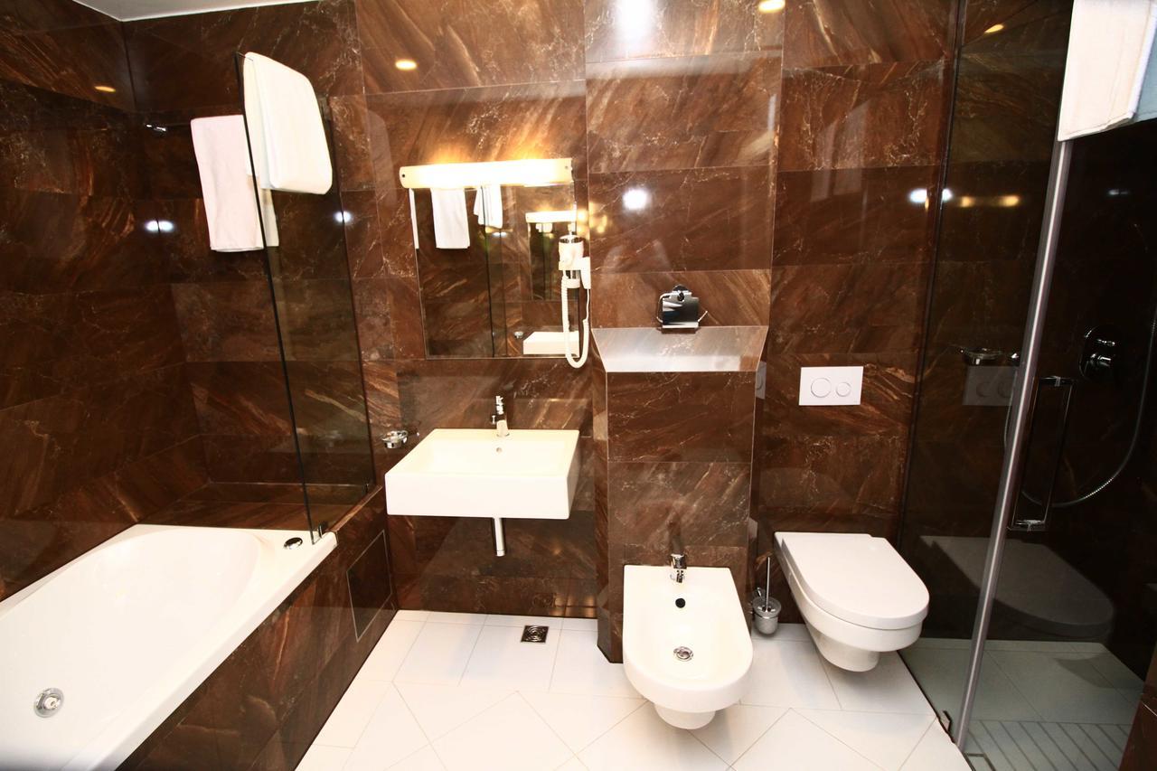Hotel International Prishtina & Spa พริสตีนา ภายนอก รูปภาพ