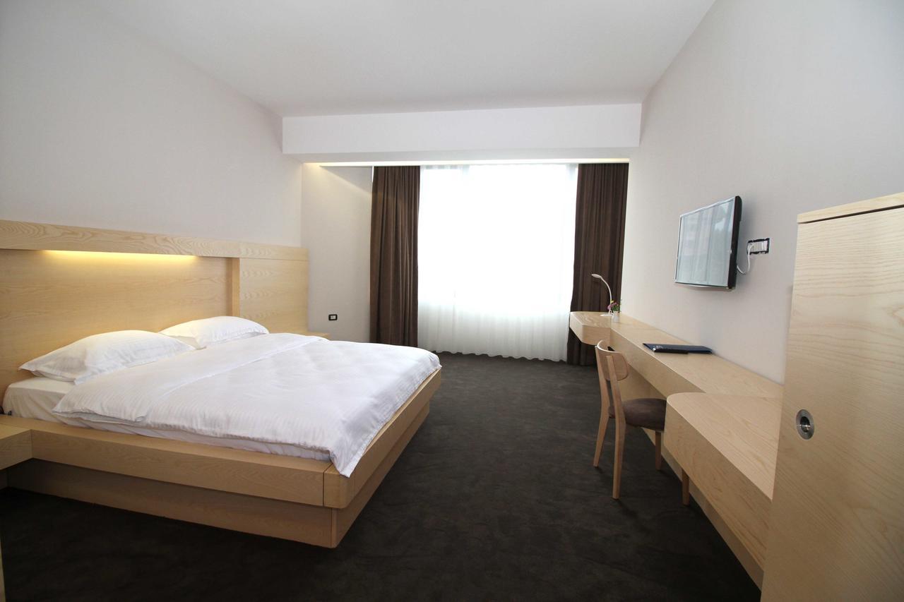 Hotel International Prishtina & Spa พริสตีนา ภายนอก รูปภาพ