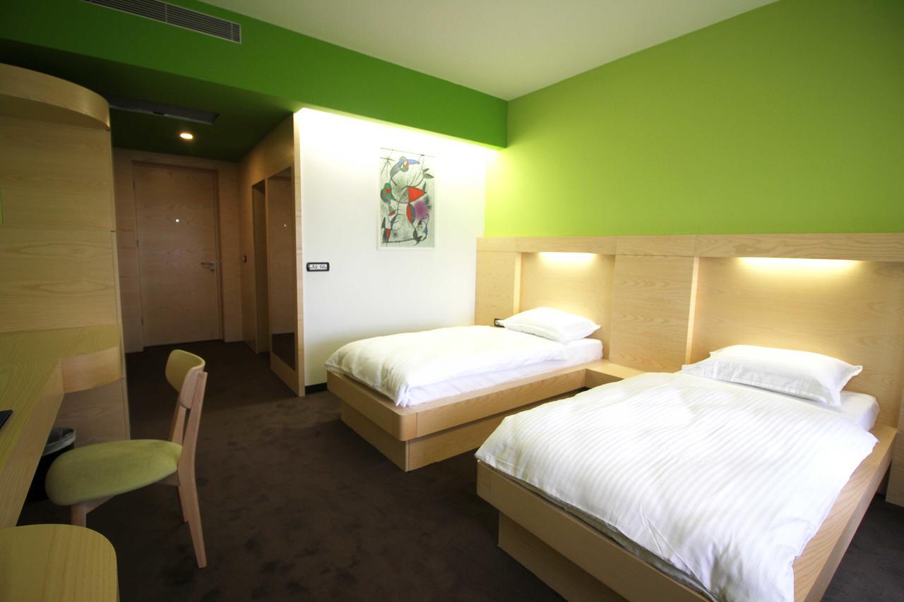 Hotel International Prishtina & Spa พริสตีนา ภายนอก รูปภาพ