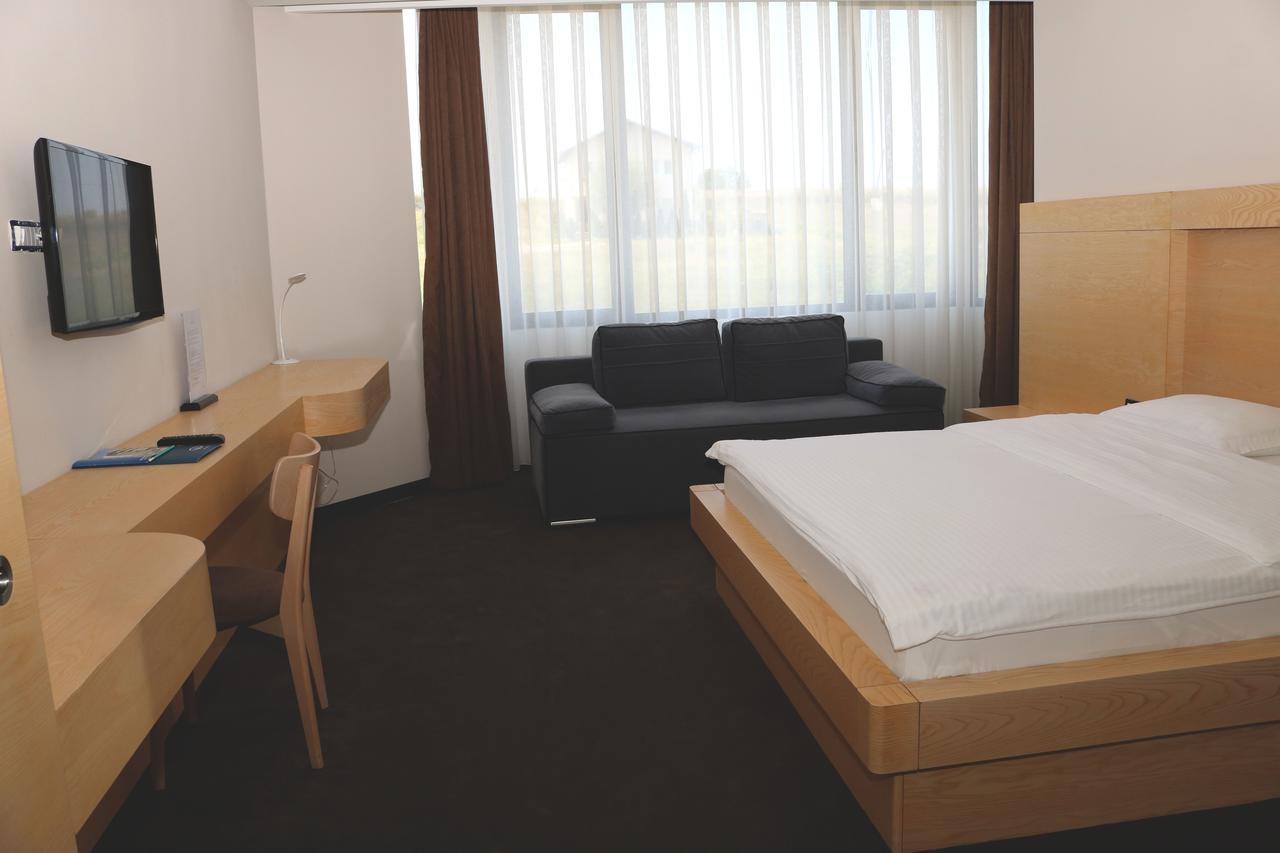 Hotel International Prishtina & Spa พริสตีนา ภายนอก รูปภาพ