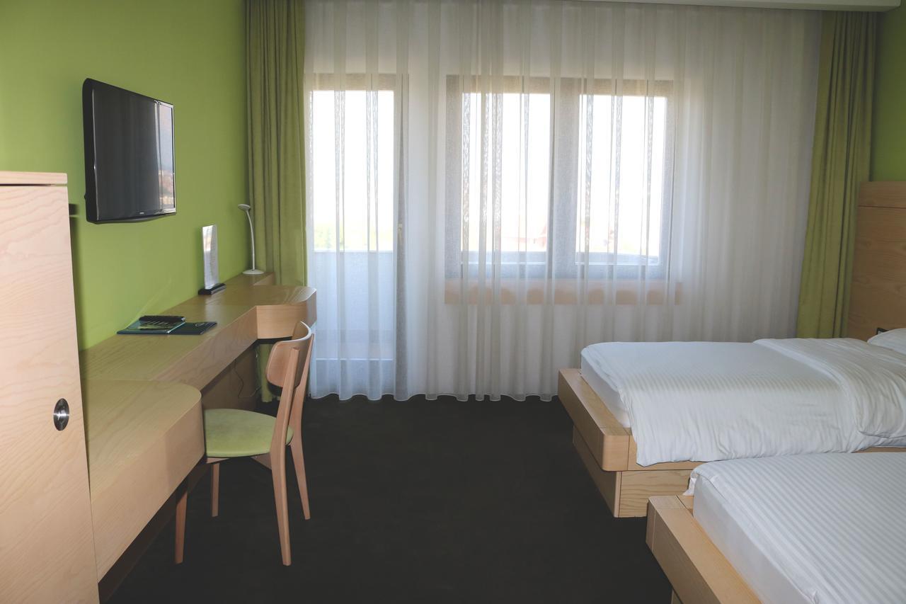 Hotel International Prishtina & Spa พริสตีนา ภายนอก รูปภาพ