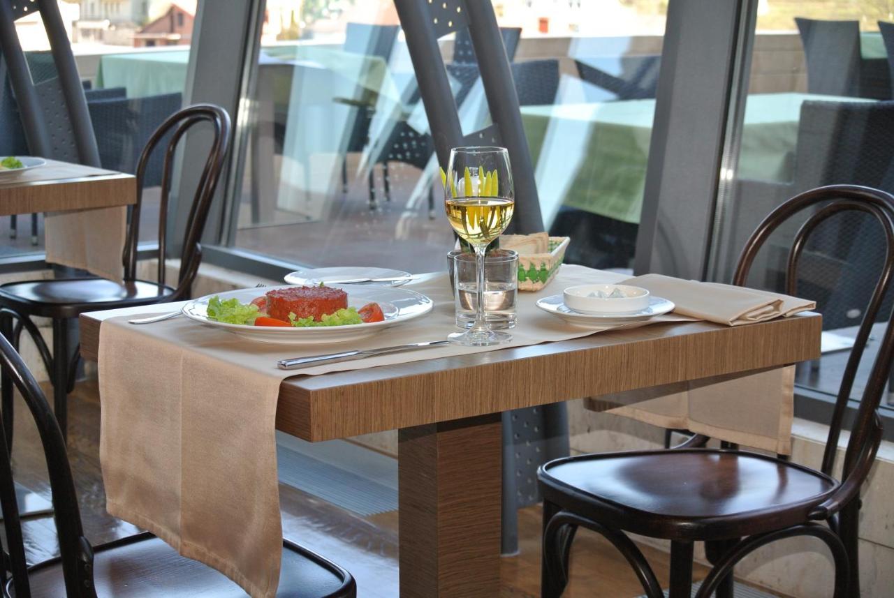 Hotel International Prishtina & Spa พริสตีนา ภายนอก รูปภาพ