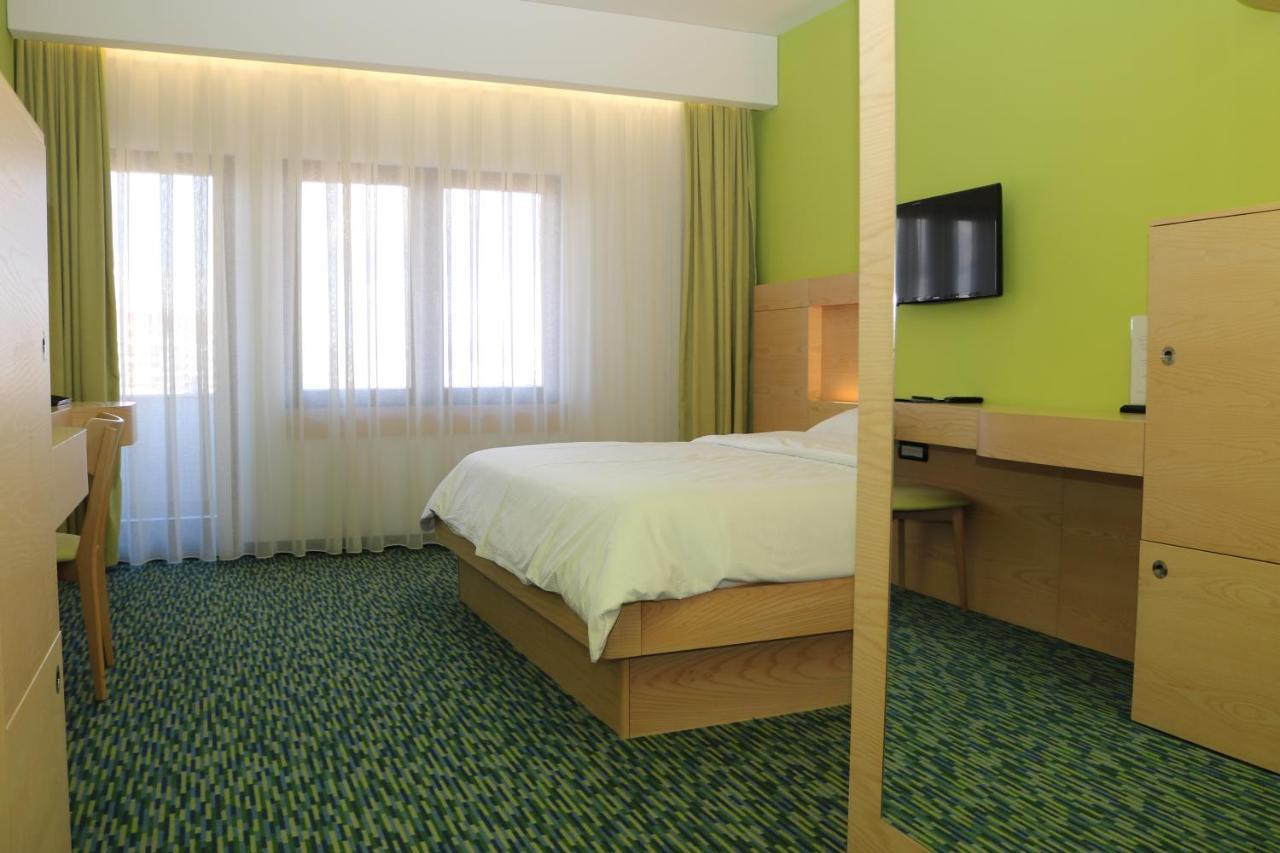 Hotel International Prishtina & Spa พริสตีนา ภายนอก รูปภาพ